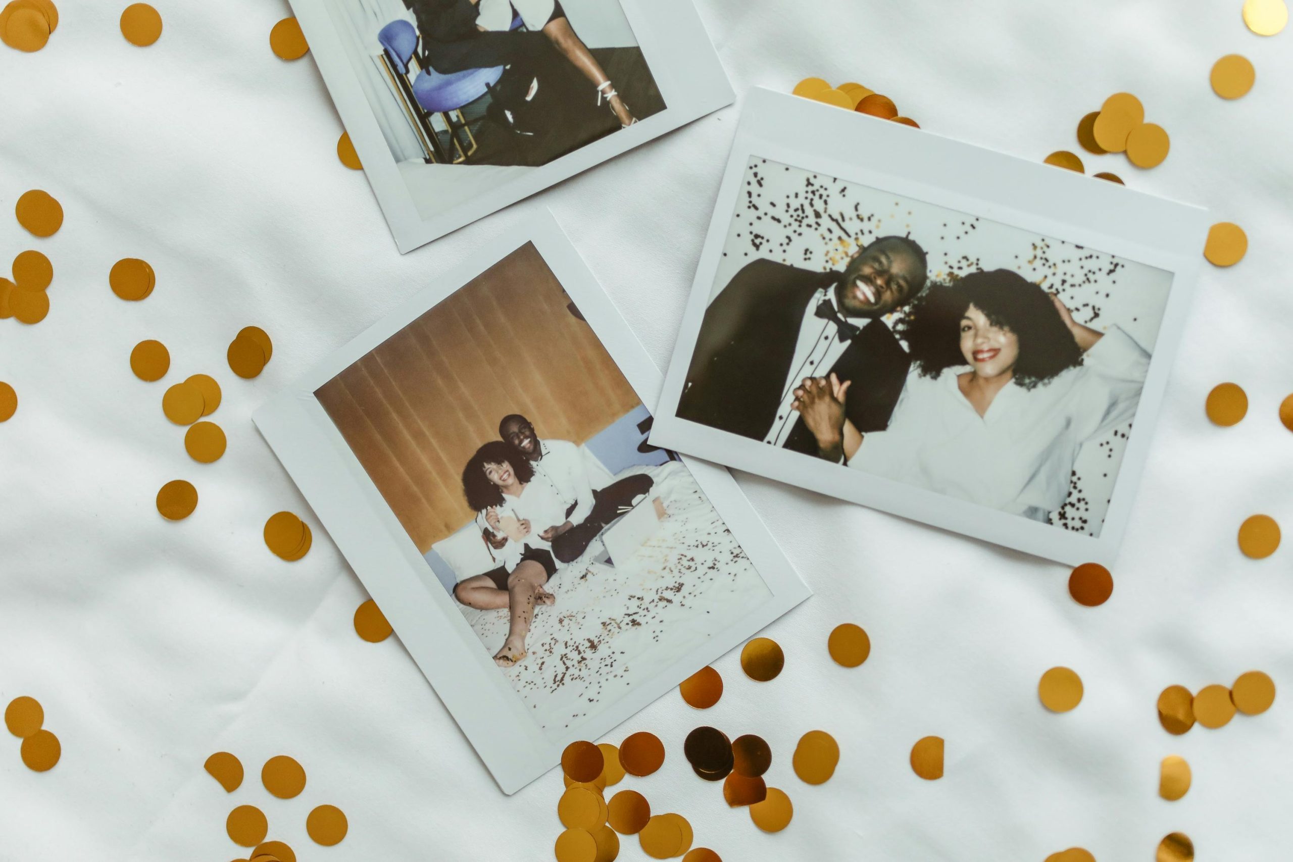 Couple prenant des photos avec une borne Photo Booth lors d'un mariage.